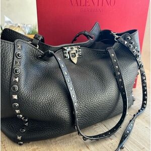 🚫SOLD ‼️ VALENTINO GARAVANI ROCKSTUD TOTE. UNIQUE BLACK ON BLACK!!